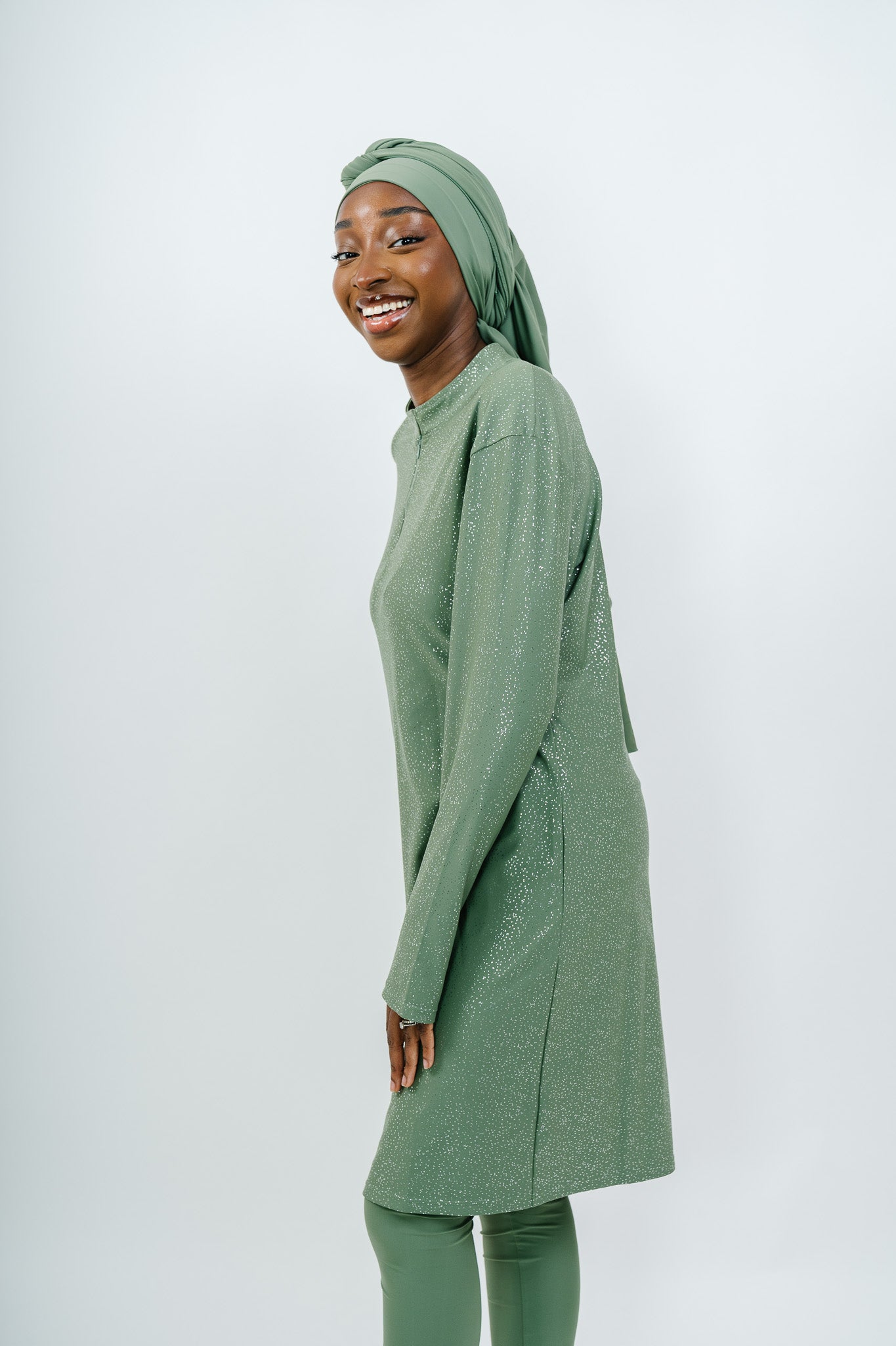 Burkini Glitter Vert Sauge - modèle de dos avec hijab