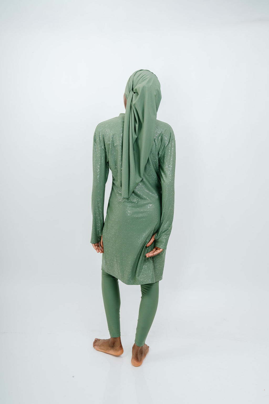 Burkini Glitter Vert Sauge - modèle portant le hijab