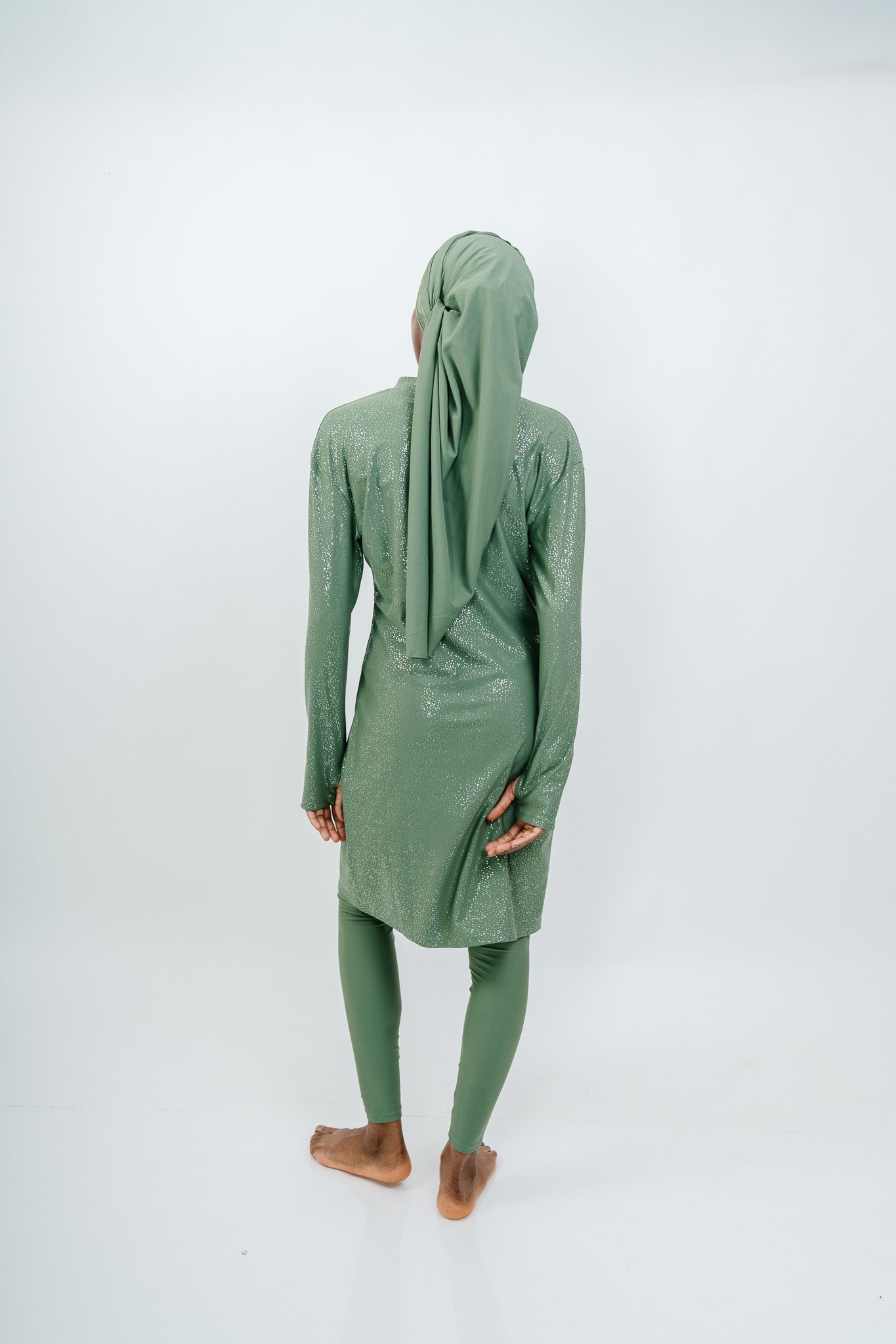Burkini Glitter Vert Sauge - modèle portant le hijab